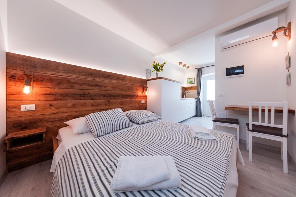 Apartments Sole Komiža Esterno foto